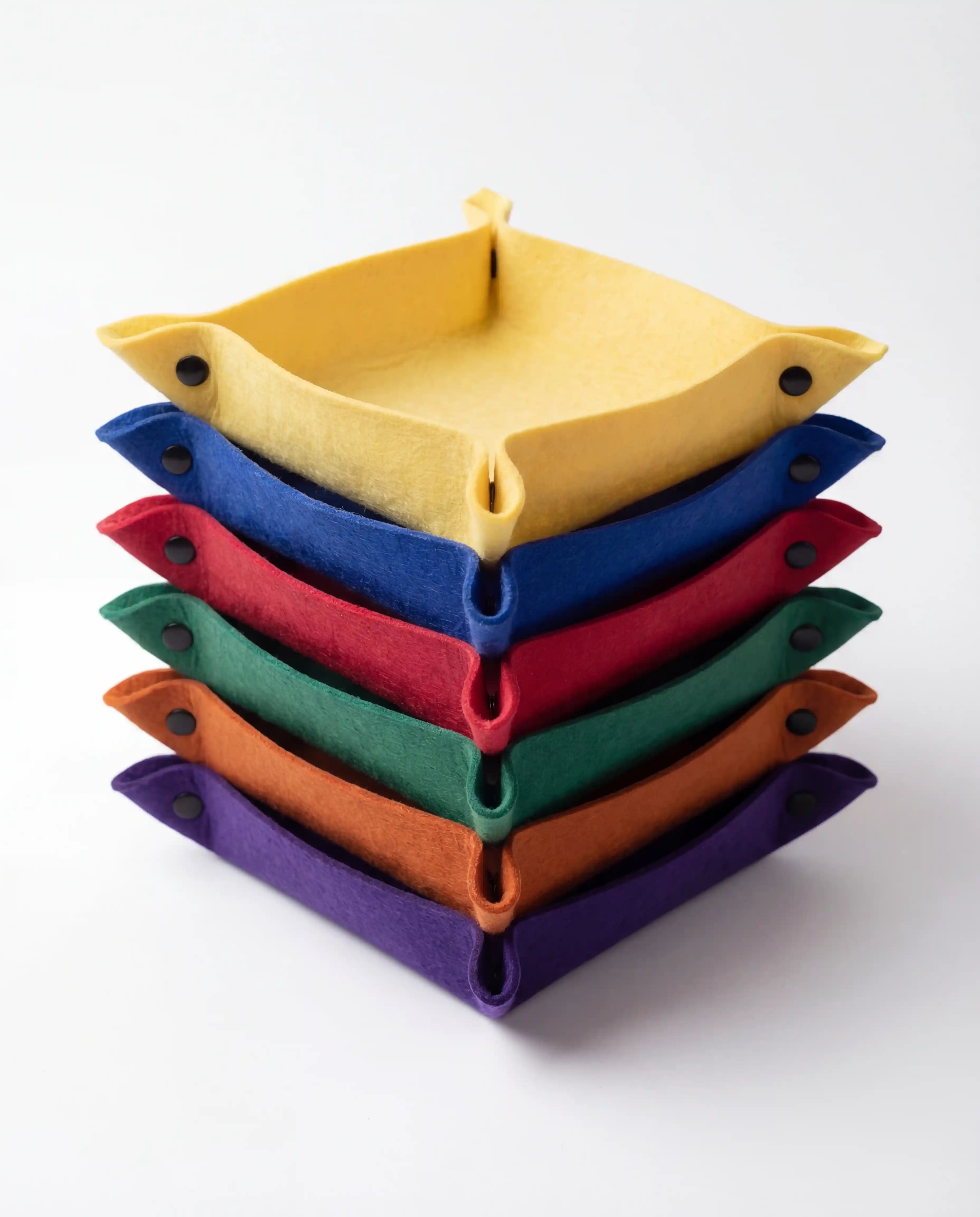 Collection de 6 plateaux de tri pour puzzle en feutre aux couleurs vives, présentés dans un empilement vertical stable pour démontrer le gain de place et l'organisation du plan de travail.