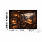 Coffret de puzzle en bois 1000 pièces - La Cabane de l'Écrivain, Collection Signature. Le packaging blanc présente un intérieur hygge chaleureux avec feu de cheminée et vue sur une forêt embrumée. Conçu en bois de tilleul de 2 mm pour une expérience de slow living et un assemblage tactile d'exception.