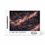 Boîte de puzzle 500 pièces L'Art du Puzzle - Modèle Constellations. Illustration onirique d'une carte du ciel nocturne avec constellations dessinées à l'encre dorée. Puzzle en carton haute densité de 2 mm avec impression UV et finition brillante.