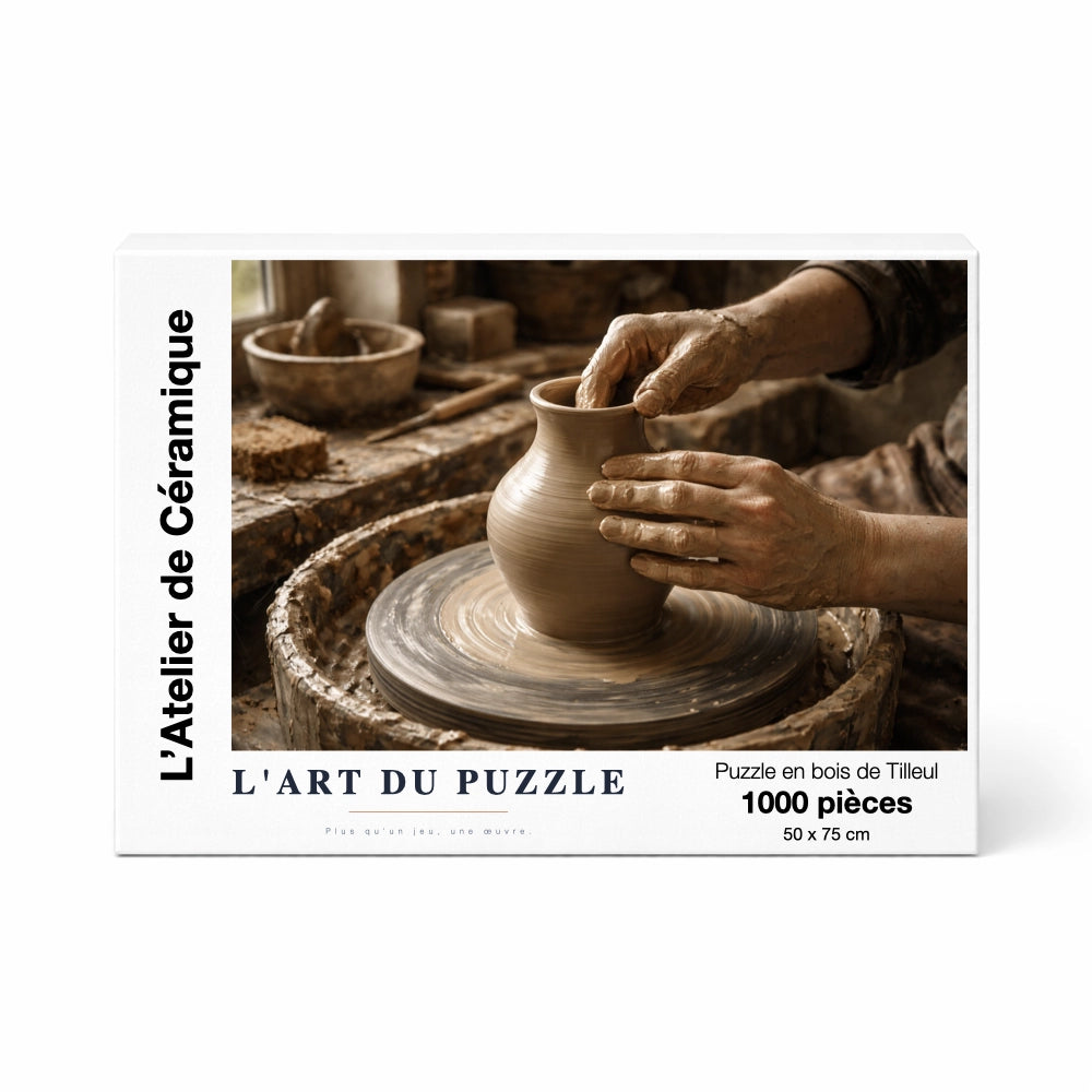 Boîte de puzzle en bois 1000 pièces - L'Atelier de Céramique par L'Art du Puzzle. Photographie haute définition de mains façonnant l'argile sur un tour de potier. Support en bois de tilleul (basswood) de 2 mm avec impression UV brillante.