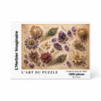 Coffret cadeau puzzle en bois 1000 pièces - L'Herbier Imaginaire, Collection Signature. Packaging blanc épuré présentant l'illustration botanique de fleurs séchées et cristaux. Matériau noble en bois de tilleul de 2 mm pour une expérience de slow living et de décoration d'exception.